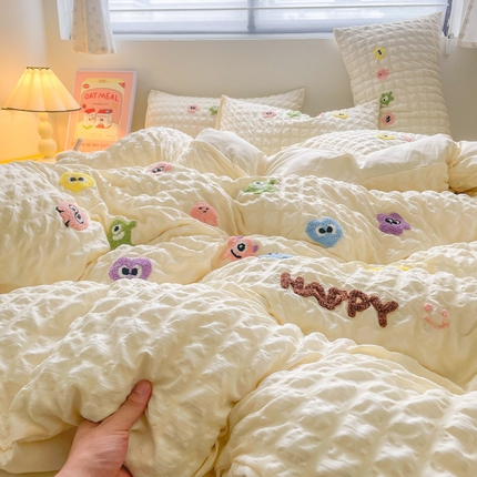 91家纺网 家纺一手货源 找家纺 （总）千希家纺 2025新款高克重超柔泡泡纱毛巾绣泡芙精灵系列四件套