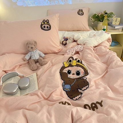 91家纺网 家纺一手货源 找家纺 （总）罗亿家纺 2025新款云感双层纱卡通毛巾绣四件套（拉布布系列场景一）