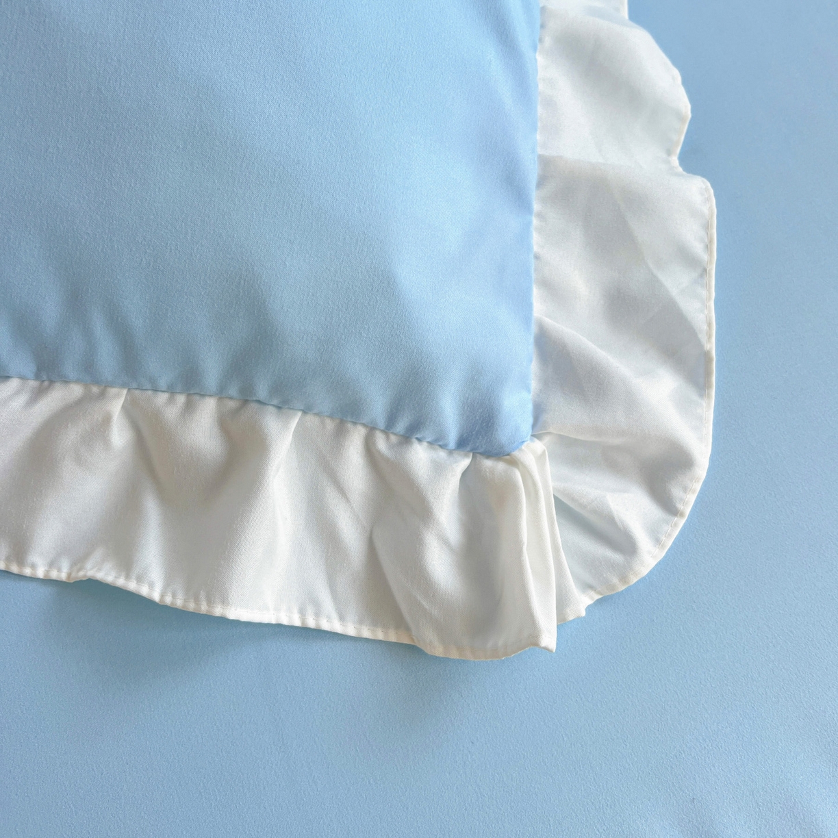 91家纺网 家纺一手货源 找家纺 雨菲家纺 2025新款学生季水洗棉毛巾绣花荷叶花边三件套四件套床单床笠款 开心狗蓝