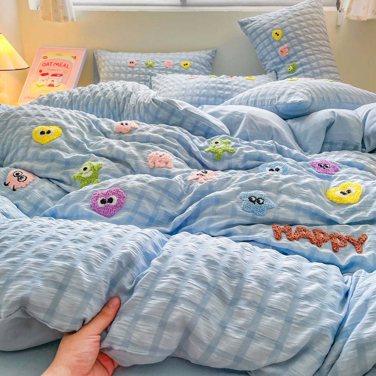 91家纺网 家纺一手货源 找家纺 千希家纺 2025新款高克重超柔泡泡纱毛巾绣泡芙精灵系列四件套 泡芙精灵-天空蓝