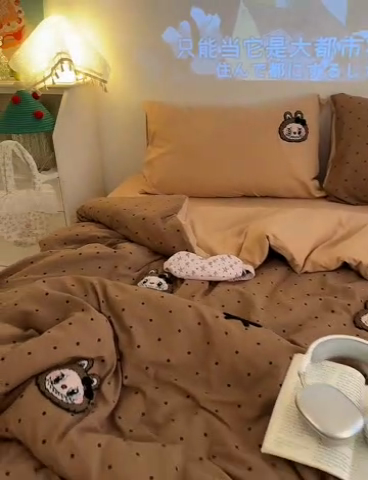 91家纺网 家纺一手货源 找家纺 罗亿家纺 2025新款云感双层纱卡通毛巾绣四件套（拉布布系列场景一） 蝴蝶结小布-咖色