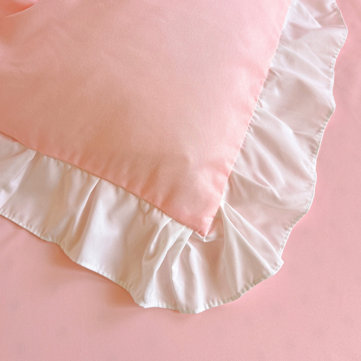 91家纺网 家纺一手货源 找家纺 雨菲家纺 2025新款学生季水洗棉毛巾绣花荷叶花边三件套四件套床单床笠款 美人鱼粉