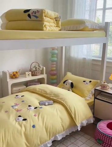 91家纺网 家纺一手货源 找家纺 雨菲家纺 2025新款学生季水洗棉毛巾绣花荷叶花边三件套四件套床单床笠款 开心狗黄