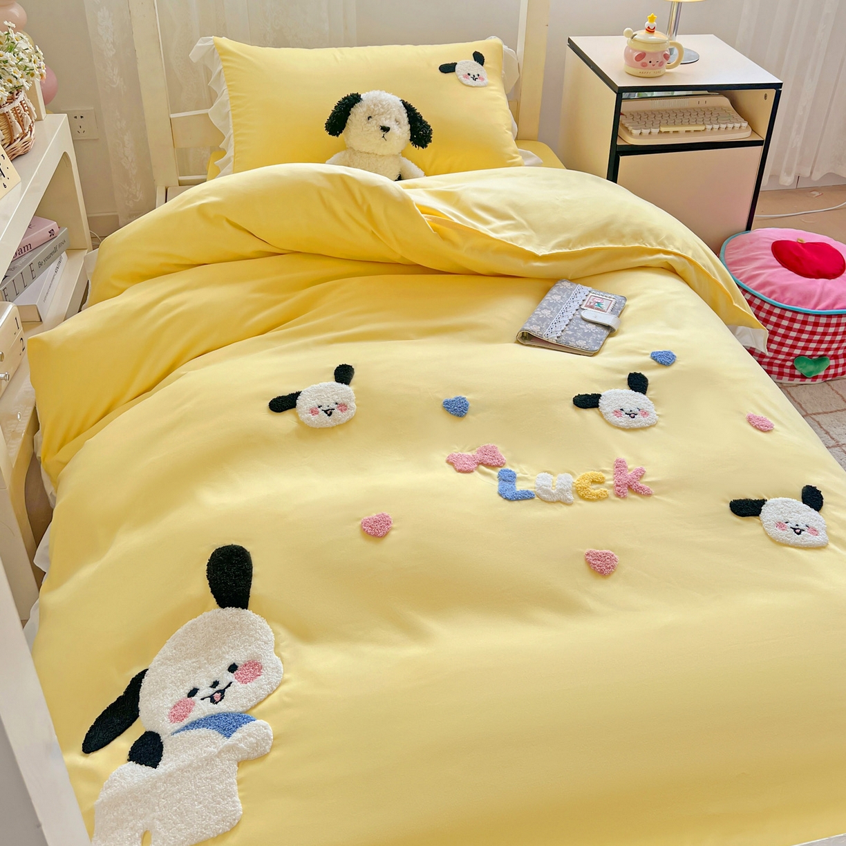 91家纺网 家纺一手货源 找家纺 雨菲家纺 2025新款学生季水洗棉毛巾绣花荷叶花边三件套四件套床单床笠款 开心狗黄