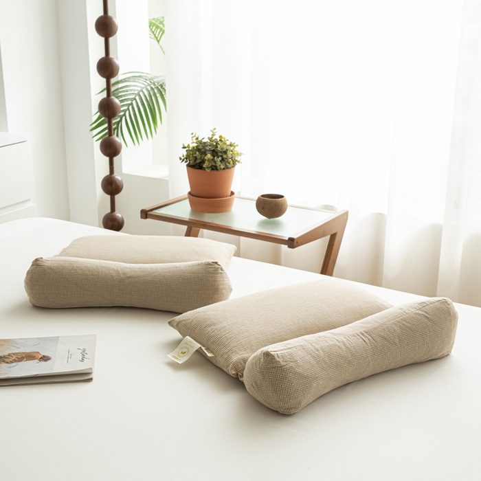 91家纺网 家纺一手货源 找家纺 萌番宝 2025新款A类水洗棉全棉三角方格二合一组合荞麦枕头草本清香荞麦腰枕 卡其色三角46*16+方枕46*28