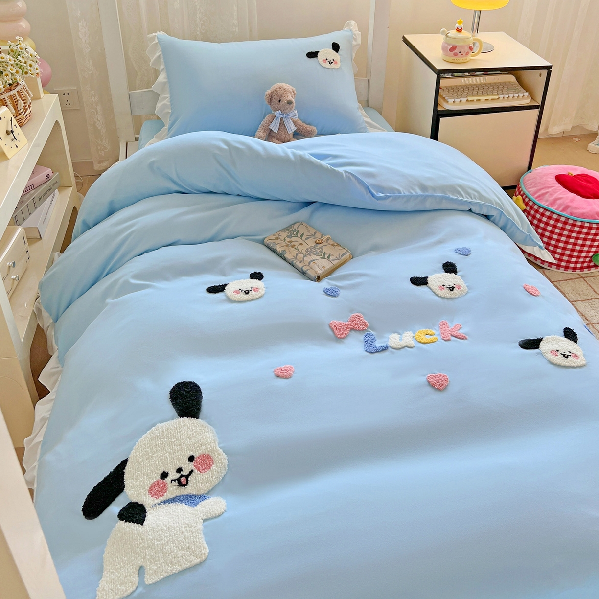 91家纺网 家纺一手货源 找家纺 雨菲家纺 2025新款学生季水洗棉毛巾绣花荷叶花边三件套四件套床单床笠款 开心狗蓝