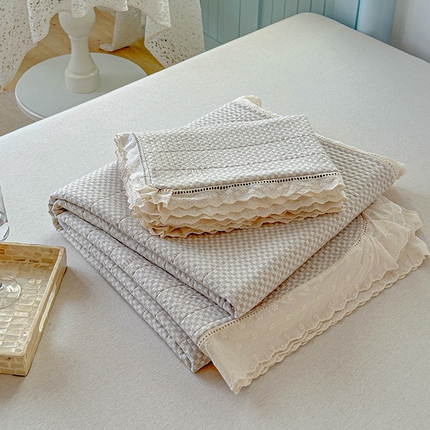 91家纺网 家纺一手货源 找家纺 （总）源舜家纺 2025新款斜纹长绒棉全棉镂空花边床盖三件套