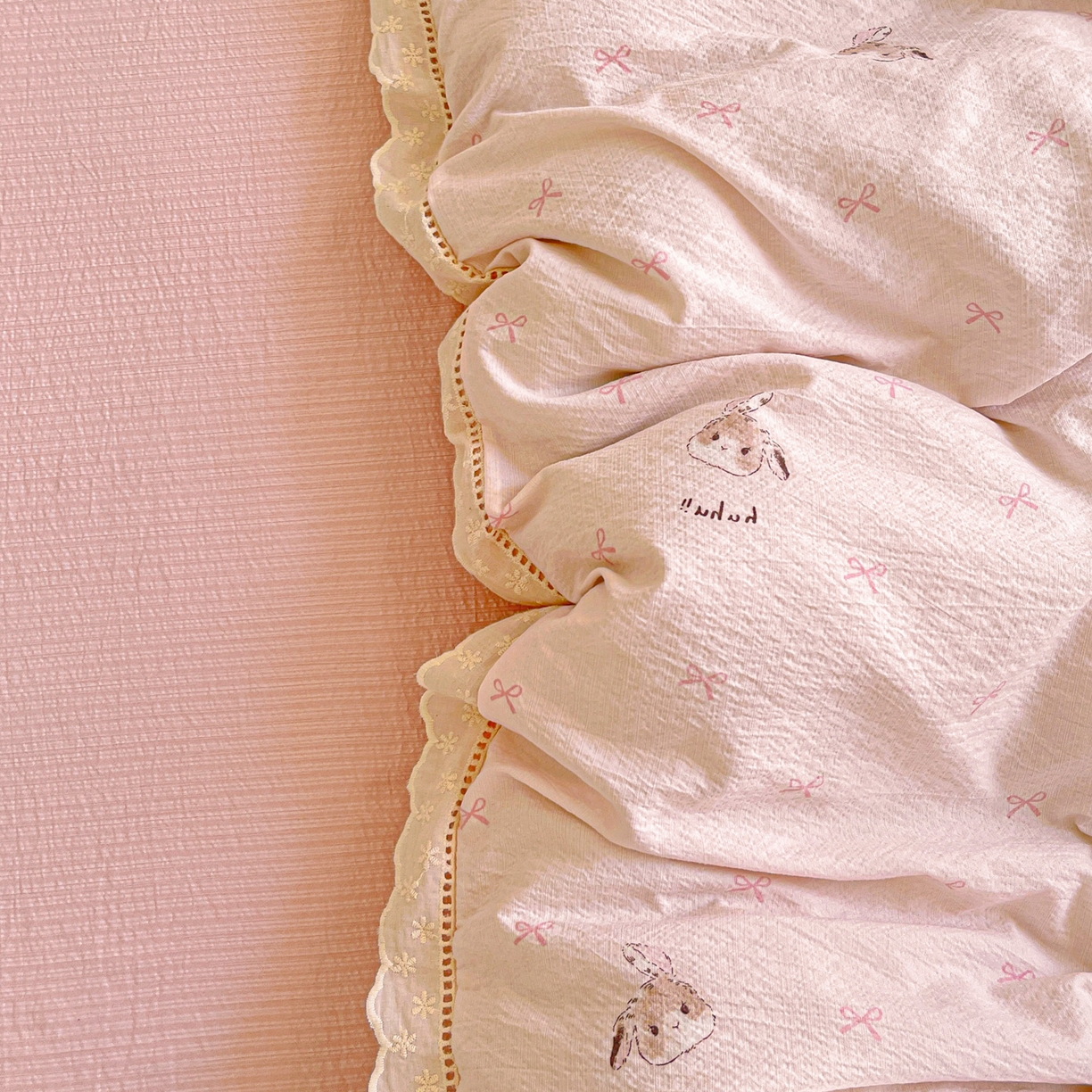 91家纺网 家纺一手货源 找家纺 水木坊 2025新款皱皱双层纱镂空花边四件套 兔叽奶糖