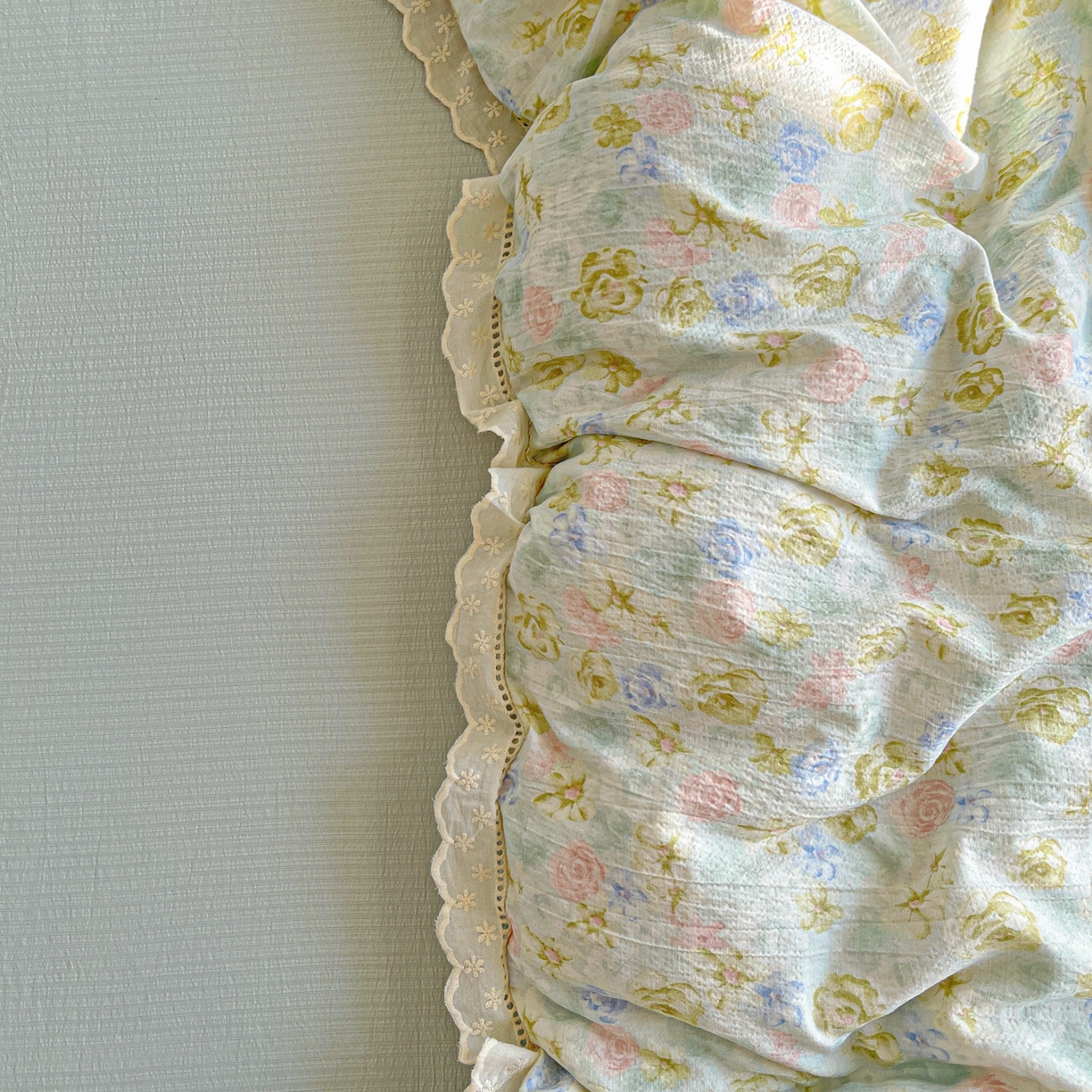 91家纺网 家纺一手货源 找家纺 水木坊 2025新款皱皱双层纱镂空花边四件套 风与铃兰