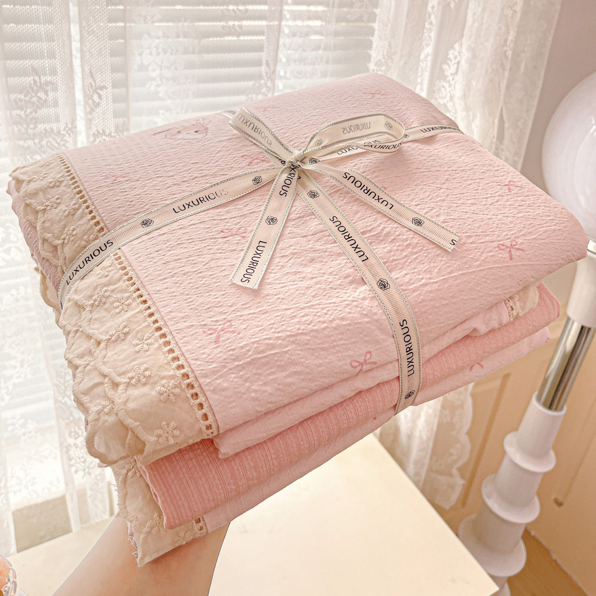 91家纺网 家纺一手货源 找家纺 水木坊 2025新款皱皱双层纱镂空花边四件套 兔叽奶糖