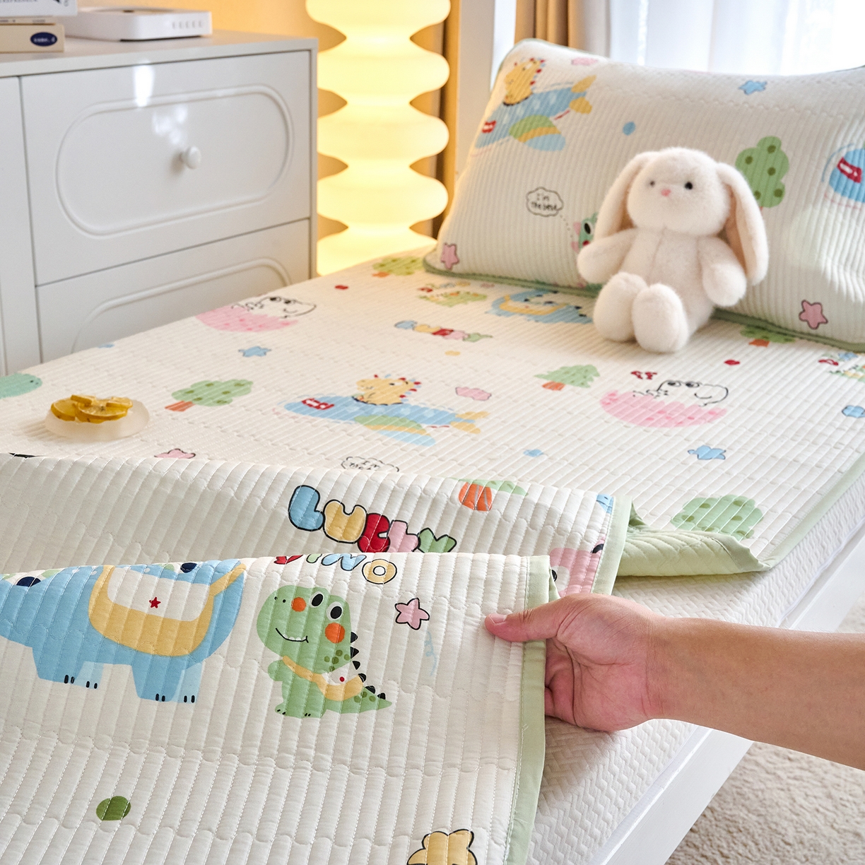 91家纺网 家纺一手货源 找家纺 X猫先生 2025小清新全棉学生床盖-新增花型 萌龙乐眠