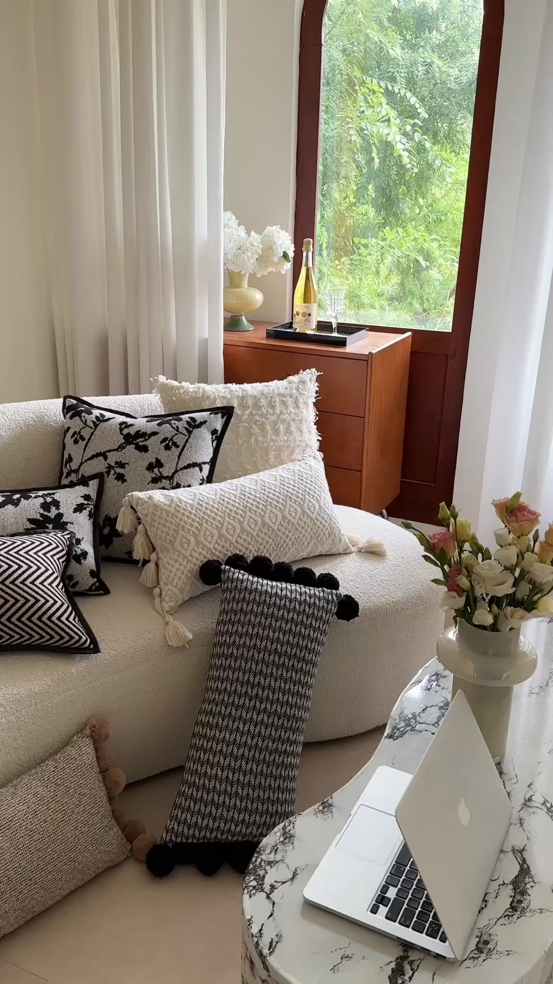 91家纺网 家纺一手货源 找家纺 918拾朵家居 2025新款黑白复古风轻奢抱枕长条腰靠 香风米长腰枕