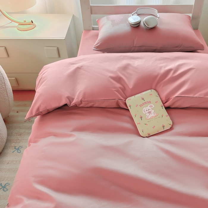 91家纺网 家纺一手货源 找家纺 简冠家纺 2025新款13372全棉纯色学生三件套 樱花粉