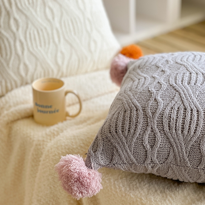 91家纺网 家纺一手货源 找家纺 （总）918拾朵家居 2025新款雪尼尔撞色毛球枕