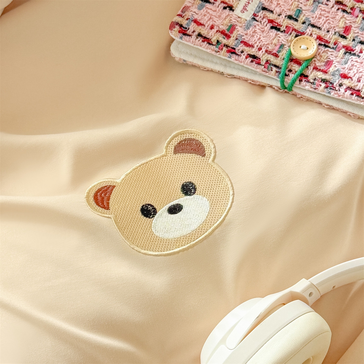 91家纺网 家纺一手货源 找家纺 笙意家纺 2025亲肤水洗棉学生宿舍三件套上下铺三件套-满绣系列 饼干熊-奶茶+山灰