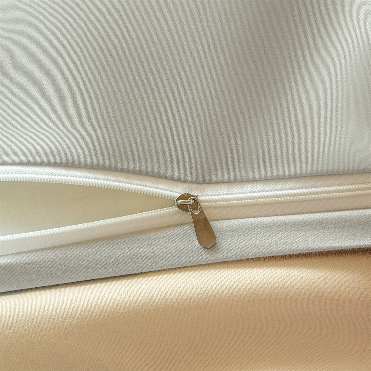 91家纺网 家纺一手货源 找家纺 笙意家纺 2025亲肤水洗棉学生宿舍三件套上下铺三件套-满绣系列 饼干熊-奶茶+山灰