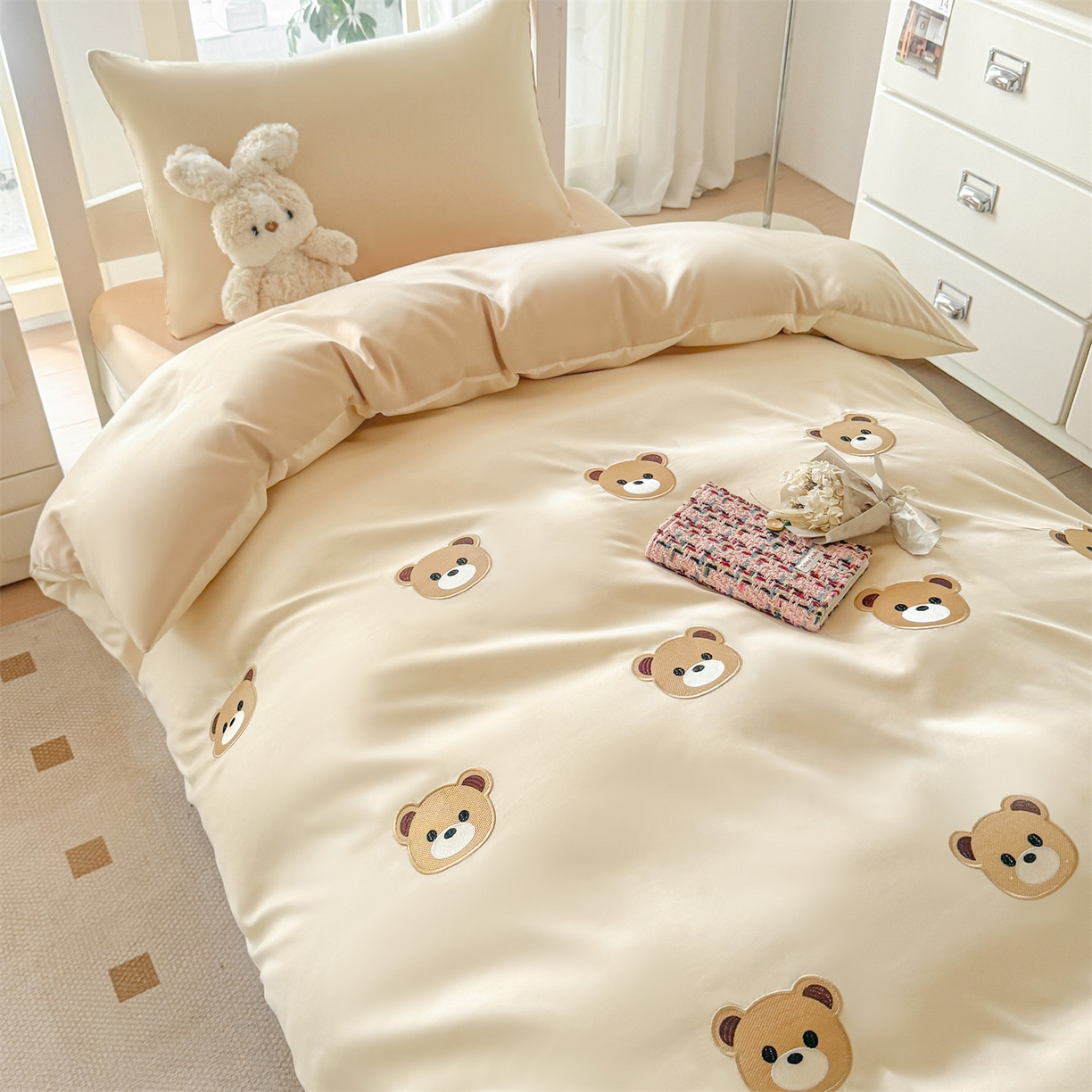 91家纺网 家纺一手货源 找家纺 笙意家纺 2025亲肤水洗棉学生宿舍三件套上下铺三件套-满绣系列 饼干熊-奶昔白+奶茶