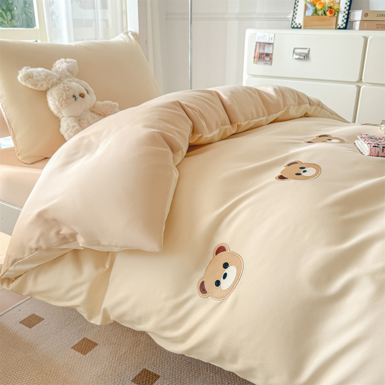 91家纺网 家纺一手货源 找家纺 笙意家纺 2025亲肤水洗棉学生宿舍三件套上下铺三件套-满绣系列 饼干熊-奶昔白+奶茶