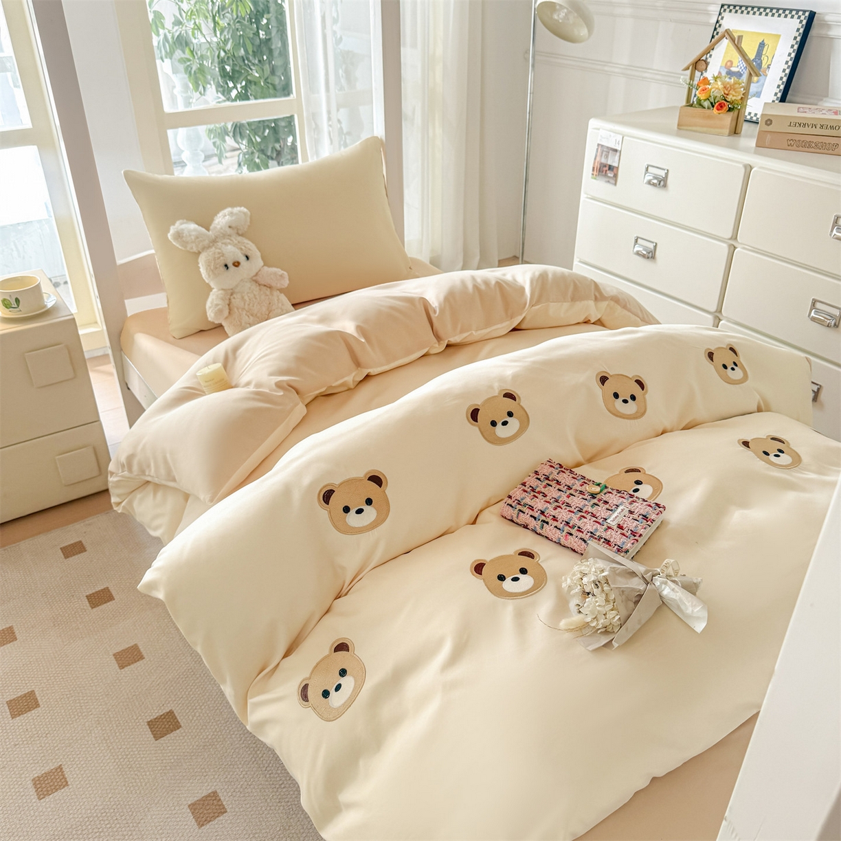 91家纺网 家纺一手货源 找家纺 笙意家纺 2025亲肤水洗棉学生宿舍三件套上下铺三件套-满绣系列 饼干熊-奶昔白+奶茶