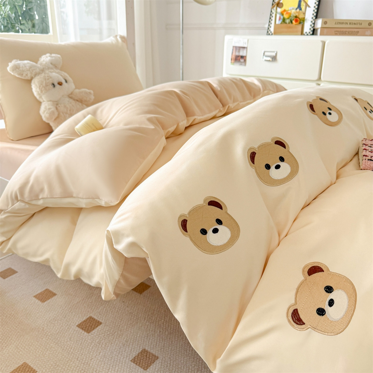 91家纺网 家纺一手货源 找家纺 笙意家纺 2025亲肤水洗棉学生宿舍三件套上下铺三件套-满绣系列 饼干熊-奶昔白+奶茶