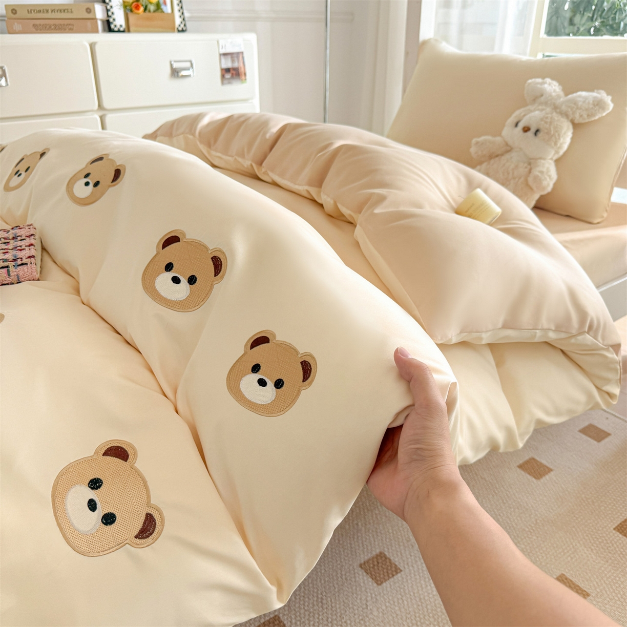 91家纺网 家纺一手货源 找家纺 笙意家纺 2025亲肤水洗棉学生宿舍三件套上下铺三件套-满绣系列 饼干熊-奶昔白+奶茶