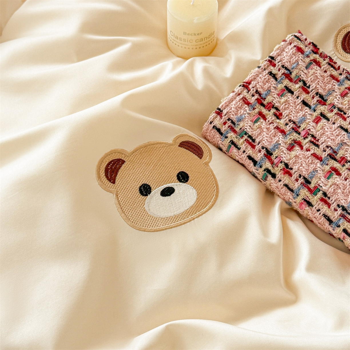 91家纺网 家纺一手货源 找家纺 笙意家纺 2025亲肤水洗棉学生宿舍三件套上下铺三件套-满绣系列 饼干熊-奶昔白+奶茶