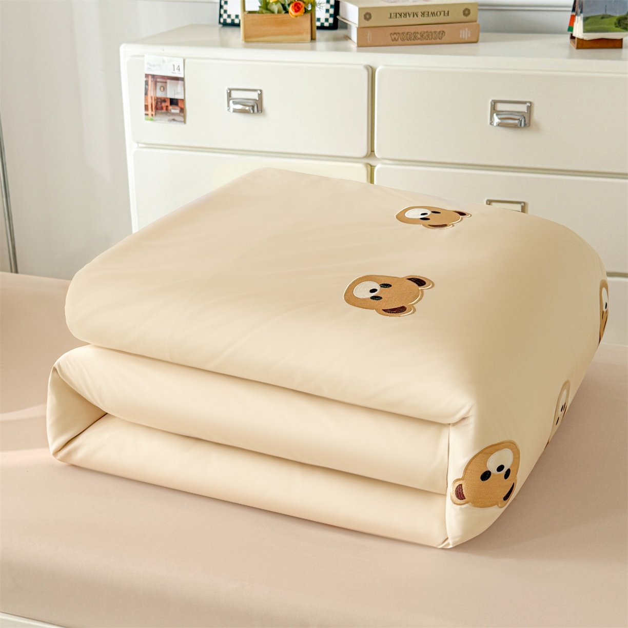 91家纺网 家纺一手货源 找家纺 笙意家纺 2025亲肤水洗棉学生宿舍三件套上下铺三件套-满绣系列 饼干熊-奶昔白+奶茶