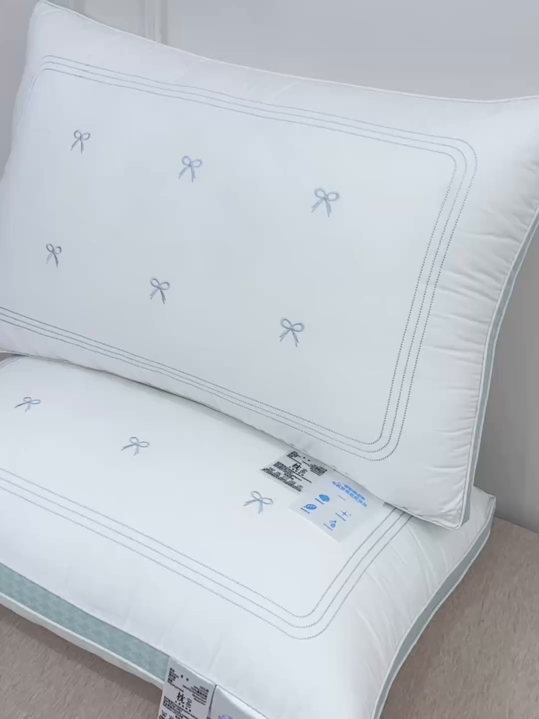 91家纺网 家纺一手货源 找家纺 大熊枕芯 2025新款蝴蝶结长绒棉刺绣枕枕头枕芯 全棉蝴蝶结刺绣枕 48x74cm/只