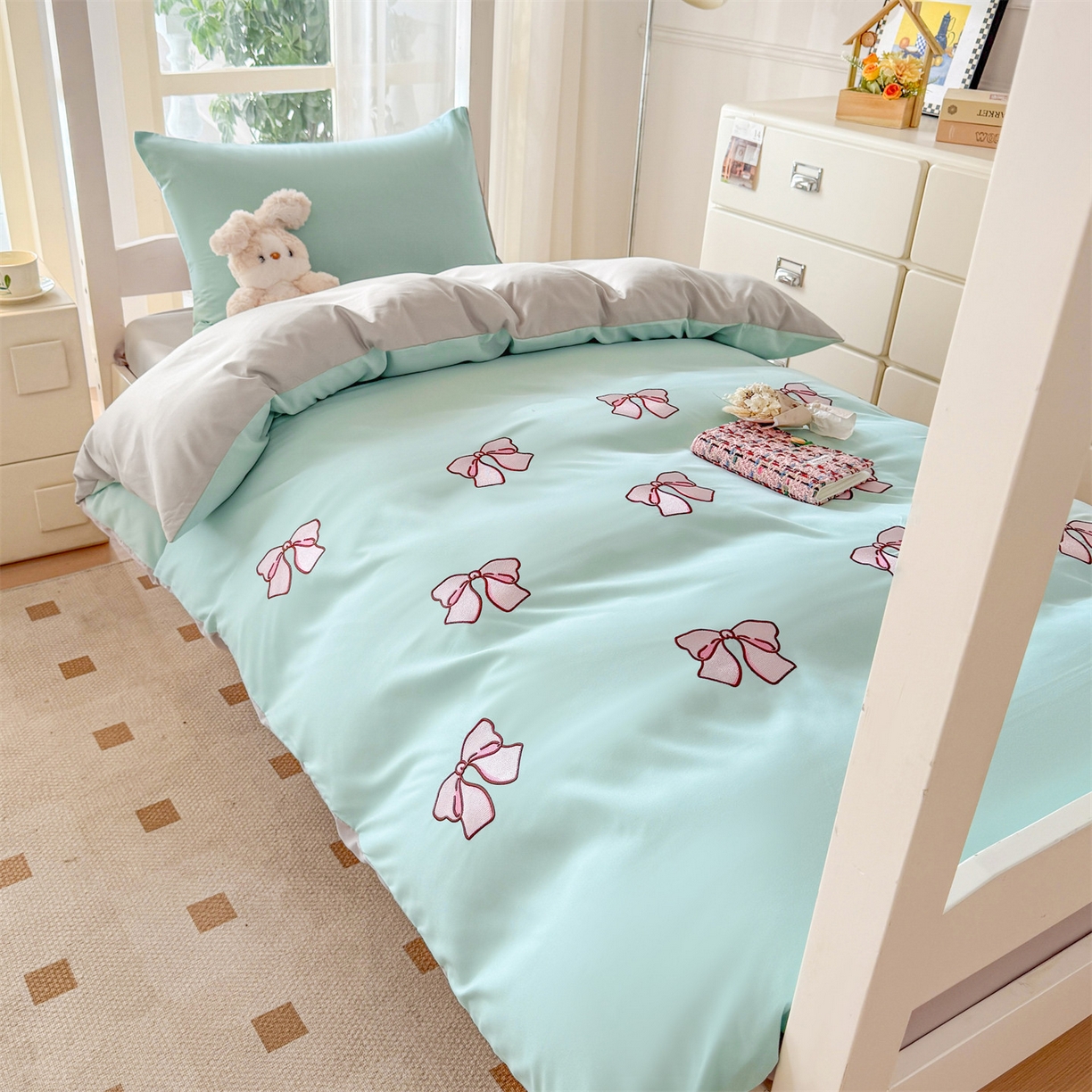 91家纺网 家纺一手货源 找家纺 笙意家纺 2025亲肤水洗棉学生宿舍三件套上下铺三件套-满绣系列 蝴蝶结-繁星兰+山灰