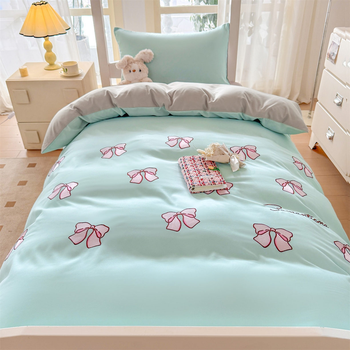 91家纺网 家纺一手货源 找家纺 笙意家纺 2025亲肤水洗棉学生宿舍三件套上下铺三件套-满绣系列 蝴蝶结-繁星兰+山灰