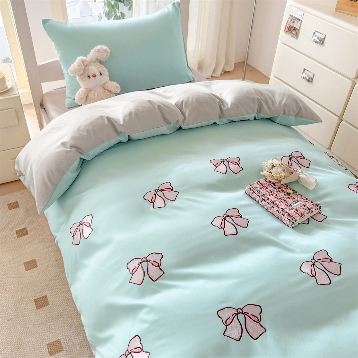 91家纺网 家纺一手货源 找家纺 笙意家纺 2025亲肤水洗棉学生宿舍三件套上下铺三件套-满绣系列 蝴蝶结-繁星兰+山灰