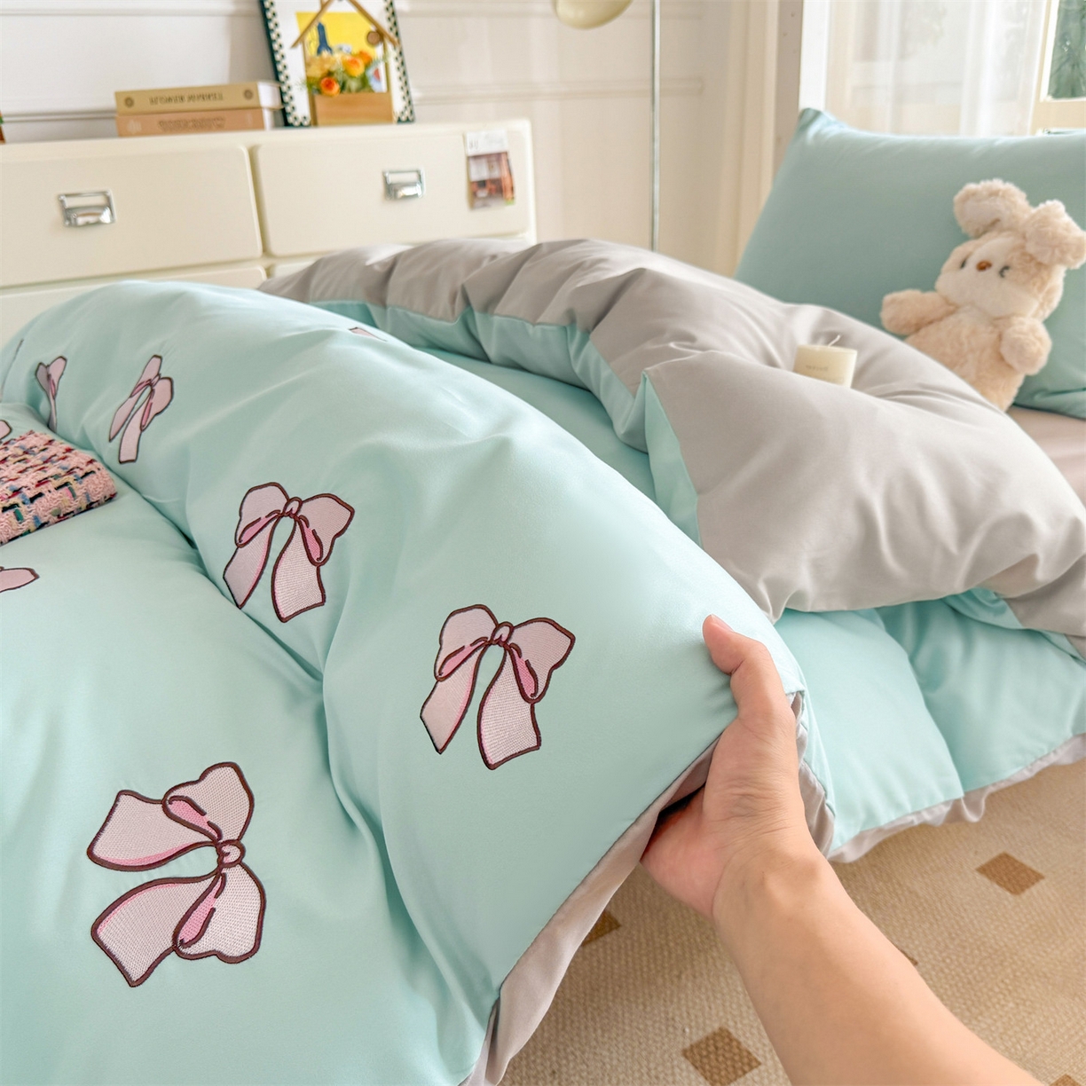 91家纺网 家纺一手货源 找家纺 笙意家纺 2025亲肤水洗棉学生宿舍三件套上下铺三件套-满绣系列 蝴蝶结-繁星兰+山灰