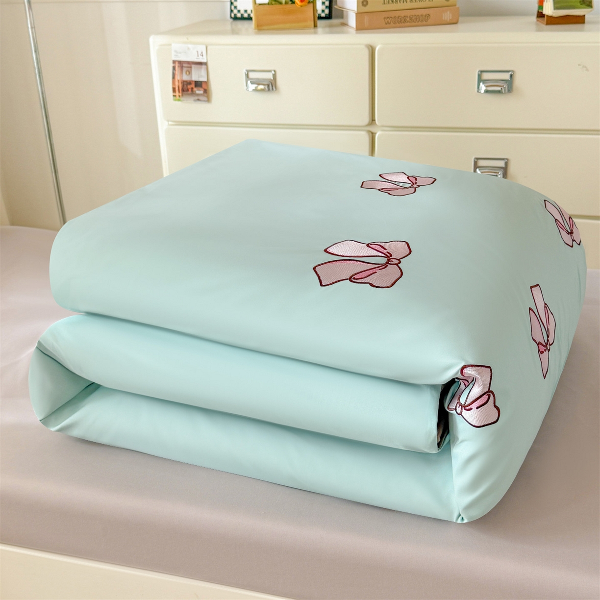 91家纺网 家纺一手货源 找家纺 笙意家纺 2025亲肤水洗棉学生宿舍三件套上下铺三件套-满绣系列 蝴蝶结-繁星兰+山灰