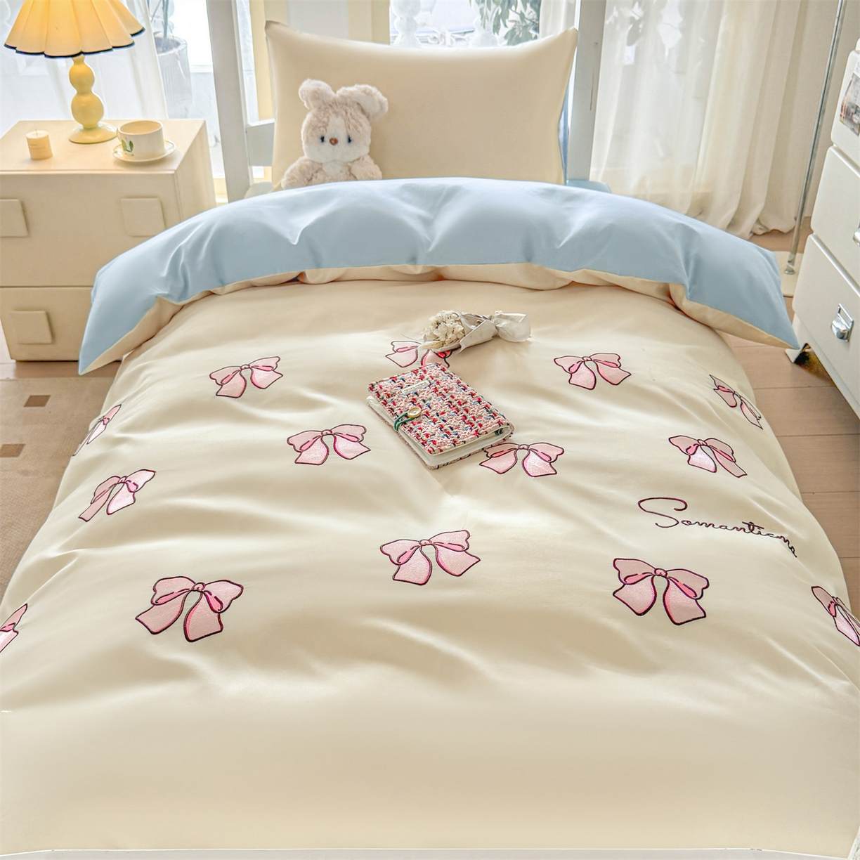 91家纺网 家纺一手货源 找家纺 笙意家纺 2025亲肤水洗棉学生宿舍三件套上下铺三件套-满绣系列 蝴蝶结-奶昔白+天蓝