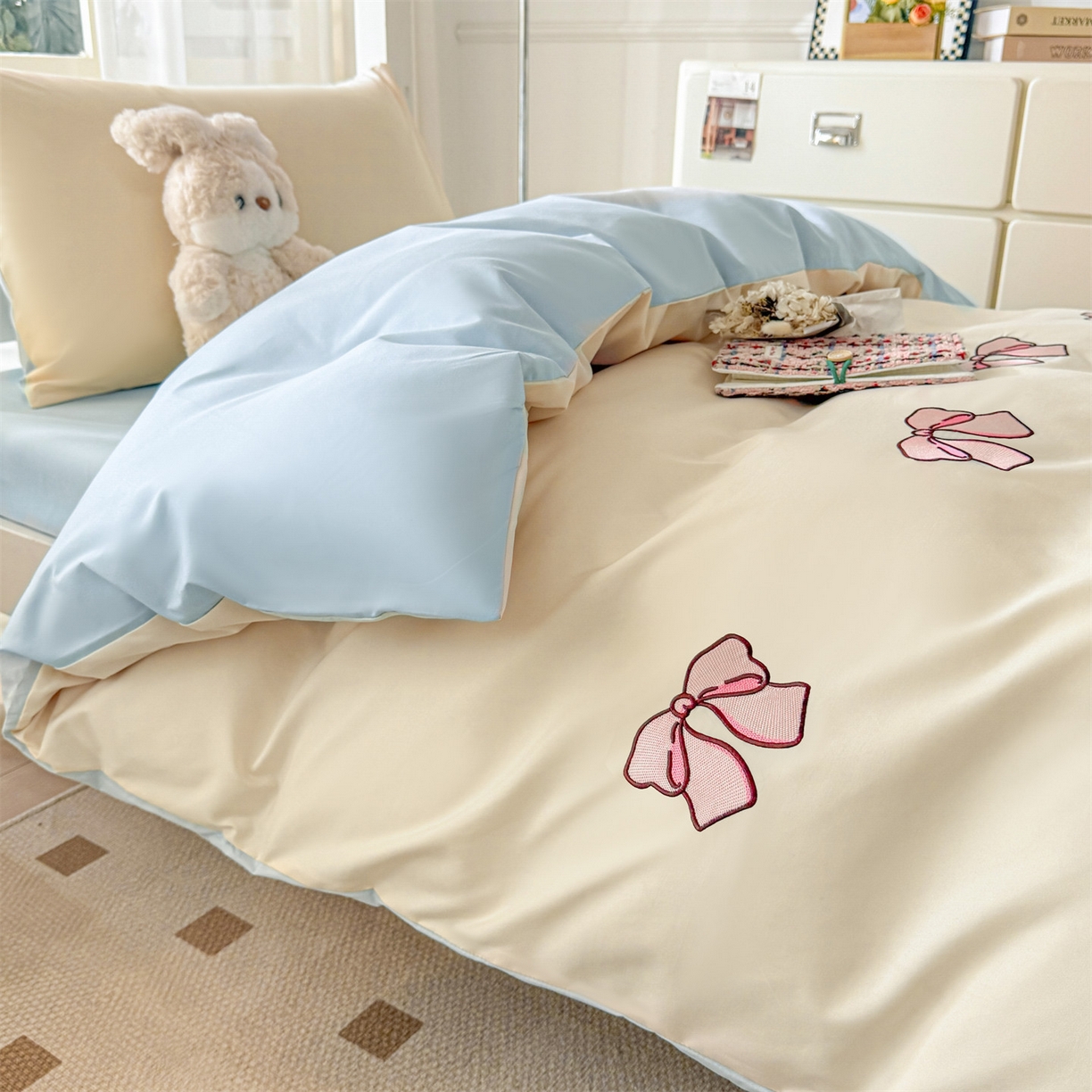 91家纺网 家纺一手货源 找家纺 笙意家纺 2025亲肤水洗棉学生宿舍三件套上下铺三件套-满绣系列 蝴蝶结-奶昔白+天蓝