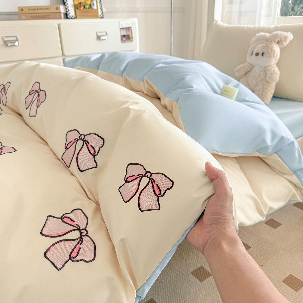 91家纺网 家纺一手货源 找家纺 笙意家纺 2025亲肤水洗棉学生宿舍三件套上下铺三件套-满绣系列 蝴蝶结-奶昔白+天蓝