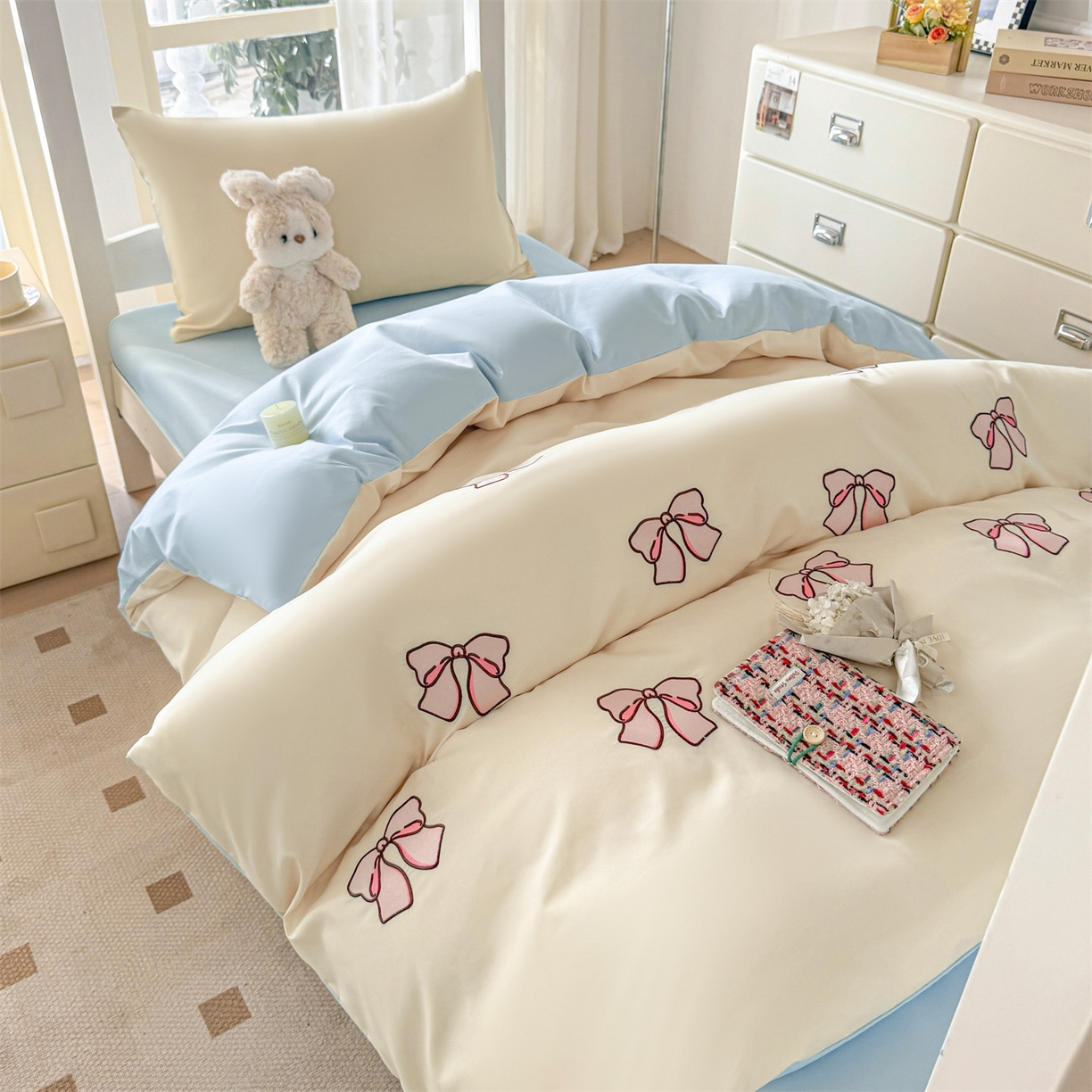 91家纺网 家纺一手货源 找家纺 笙意家纺 2025亲肤水洗棉学生宿舍三件套上下铺三件套-满绣系列 蝴蝶结-奶昔白+天蓝