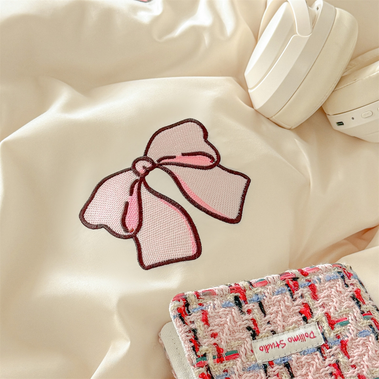 91家纺网 家纺一手货源 找家纺 笙意家纺 2025亲肤水洗棉学生宿舍三件套上下铺三件套-满绣系列 蝴蝶结-奶昔白+天蓝