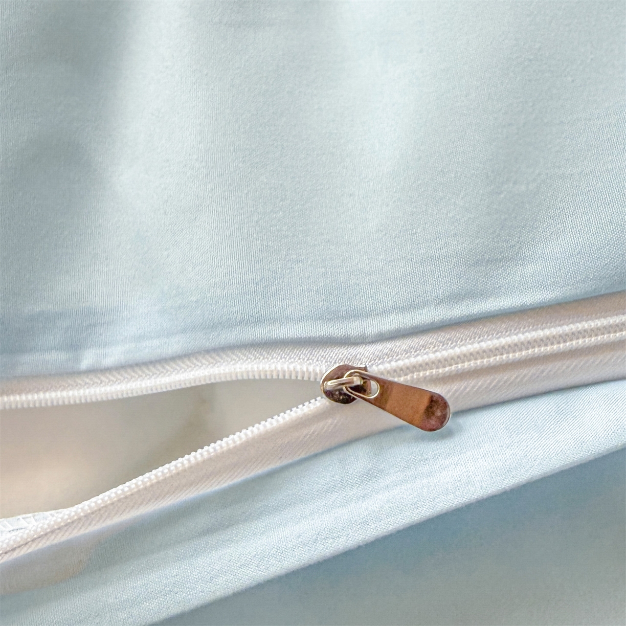 91家纺网 家纺一手货源 找家纺 笙意家纺 2025亲肤水洗棉学生宿舍三件套上下铺三件套-满绣系列 蝴蝶结-奶昔白+天蓝