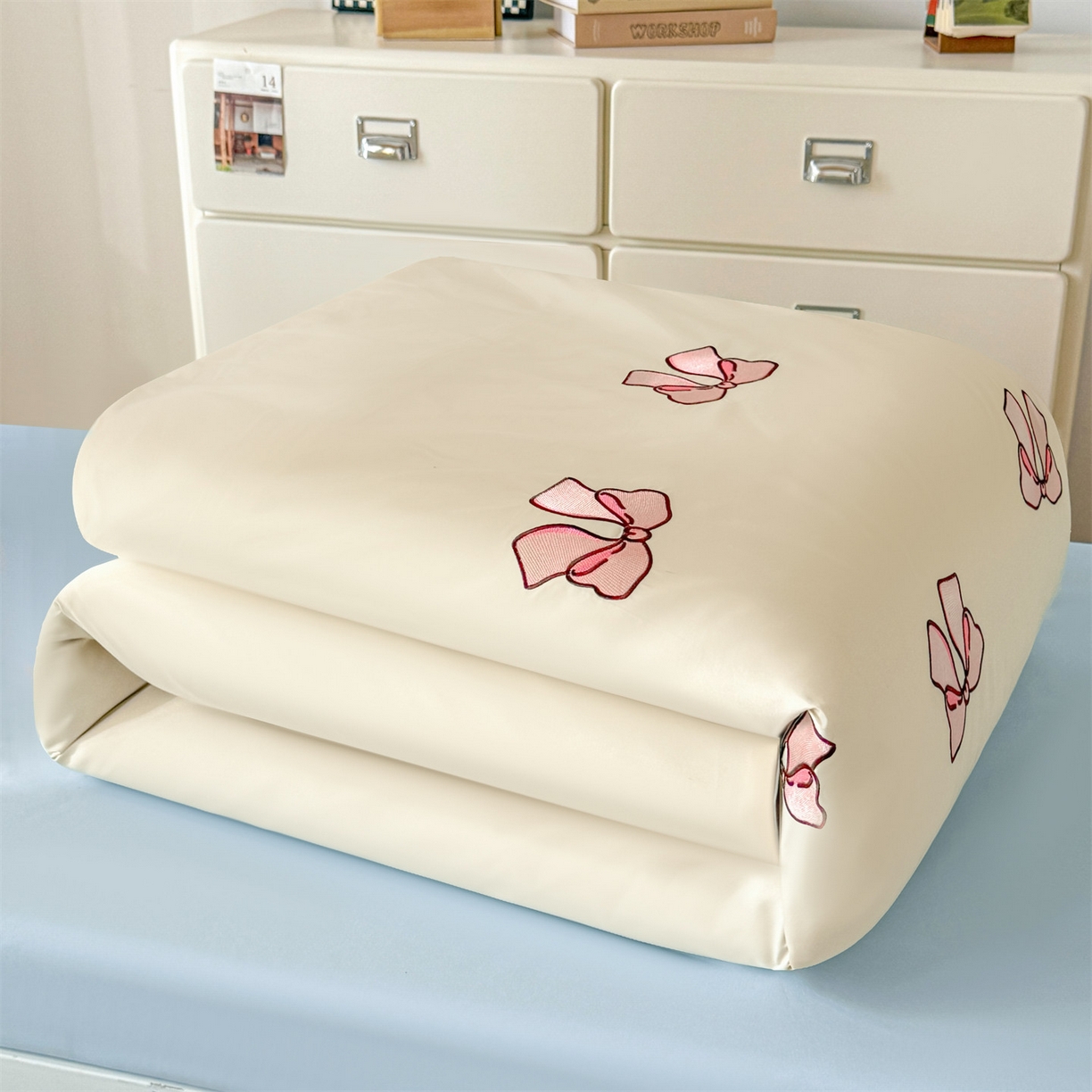 91家纺网 家纺一手货源 找家纺 笙意家纺 2025亲肤水洗棉学生宿舍三件套上下铺三件套-满绣系列 蝴蝶结-奶昔白+天蓝