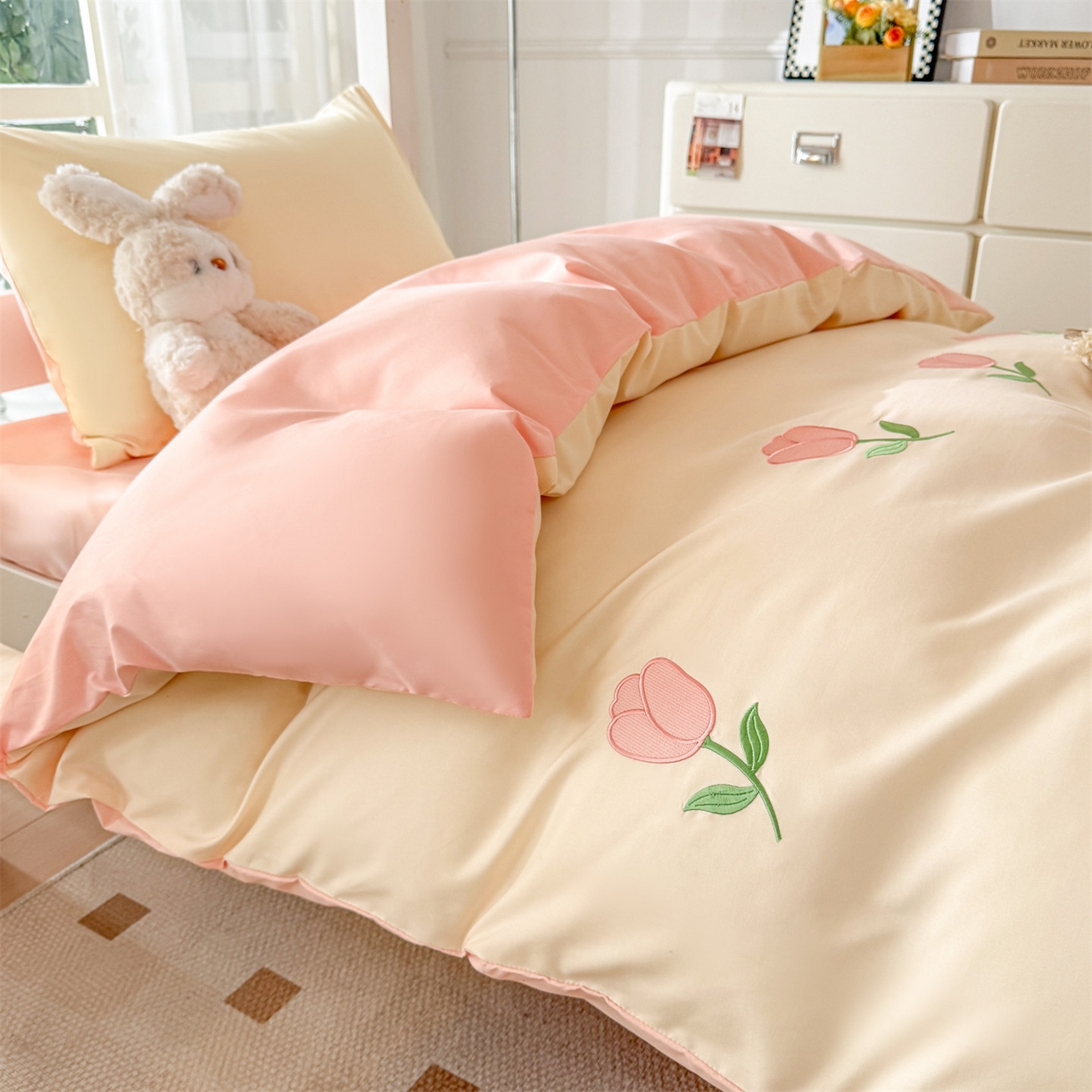 91家纺网 家纺一手货源 找家纺 笙意家纺 2025亲肤水洗棉学生宿舍三件套上下铺三件套-满绣系列 花朵-奶昔白+奶油粉