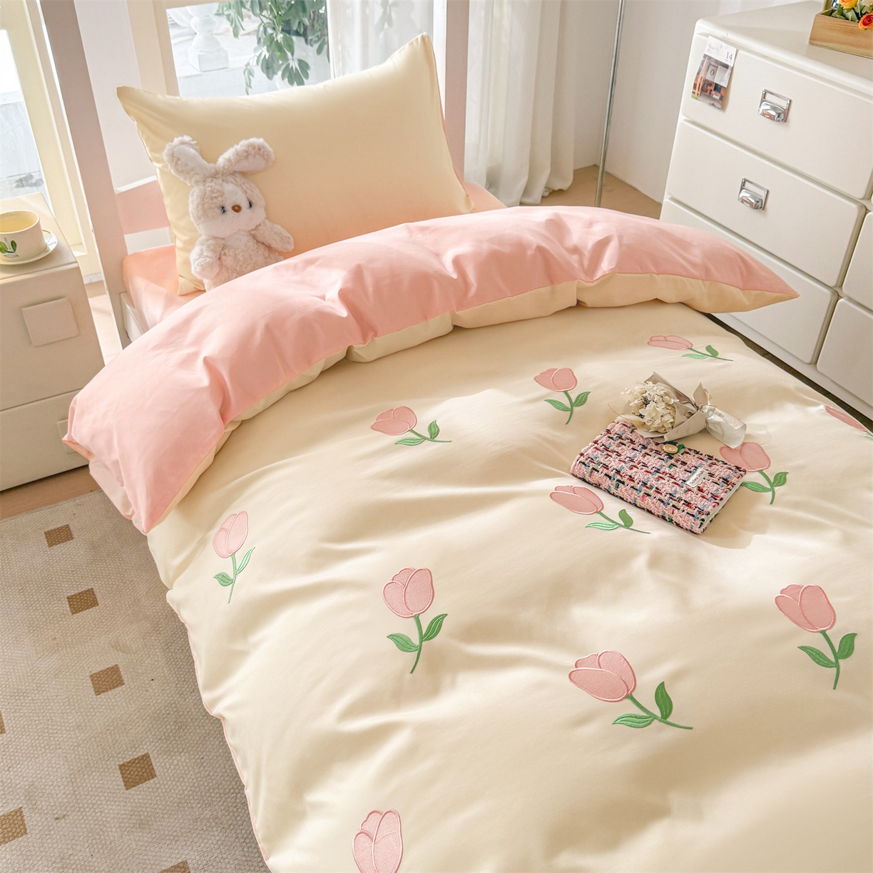 91家纺网 家纺一手货源 找家纺 笙意家纺 2025亲肤水洗棉学生宿舍三件套上下铺三件套-满绣系列 花朵-奶昔白+奶油粉