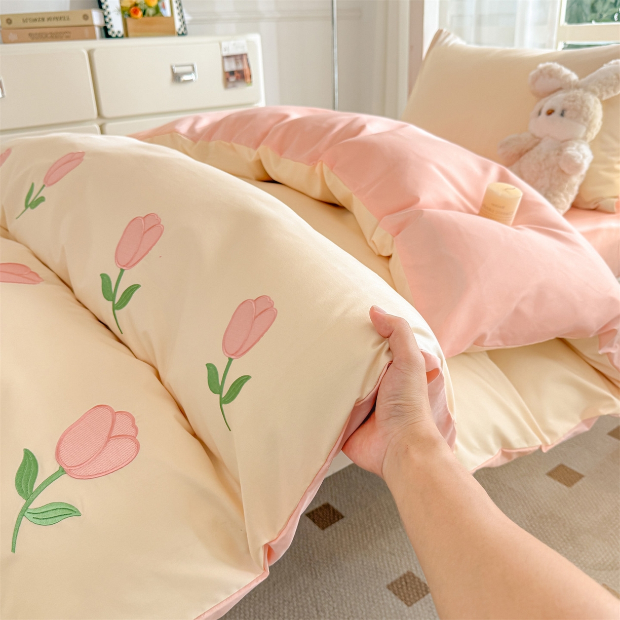 91家纺网 家纺一手货源 找家纺 笙意家纺 2025亲肤水洗棉学生宿舍三件套上下铺三件套-满绣系列 花朵-奶昔白+奶油粉