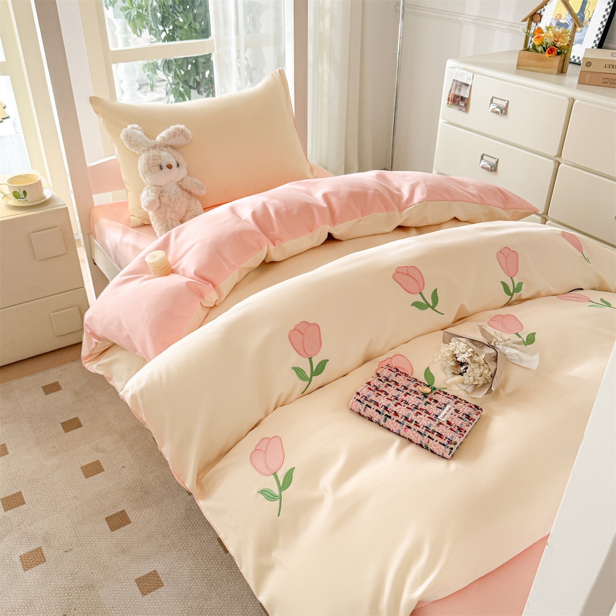 91家纺网 家纺一手货源 找家纺 笙意家纺 2025亲肤水洗棉学生宿舍三件套上下铺三件套-满绣系列 花朵-奶昔白+奶油粉