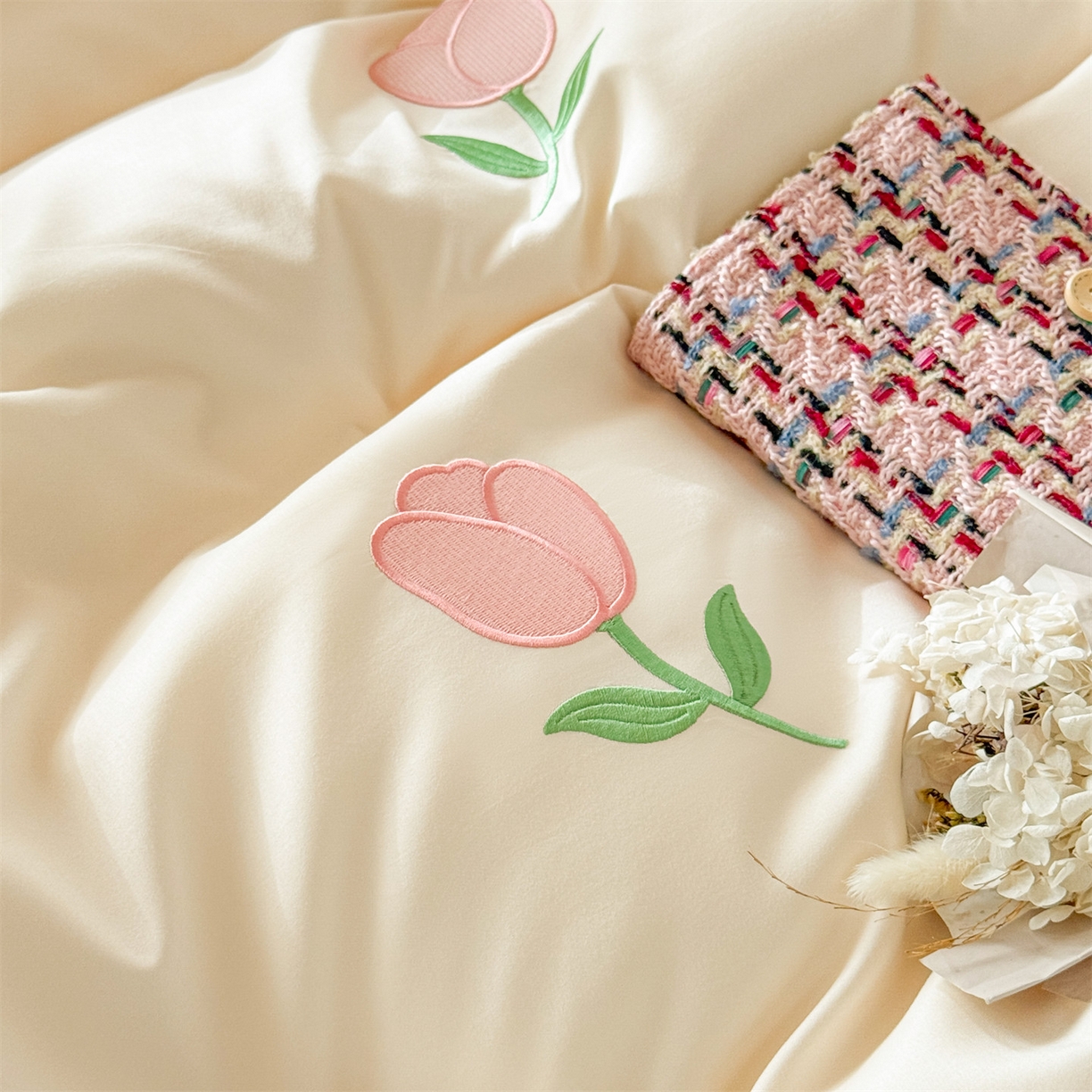 91家纺网 家纺一手货源 找家纺 笙意家纺 2025亲肤水洗棉学生宿舍三件套上下铺三件套-满绣系列 花朵-奶昔白+奶油粉