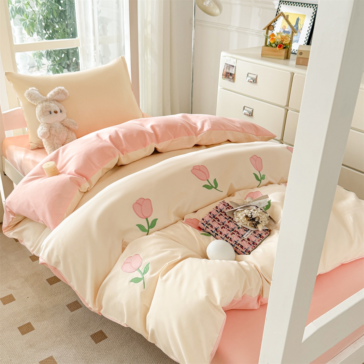 91家纺网 家纺一手货源 找家纺 笙意家纺 2025亲肤水洗棉学生宿舍三件套上下铺三件套-满绣系列 花朵-奶昔白+奶油粉