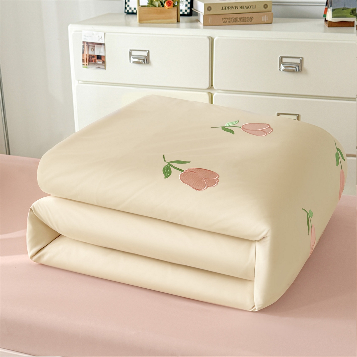 91家纺网 家纺一手货源 找家纺 笙意家纺 2025亲肤水洗棉学生宿舍三件套上下铺三件套-满绣系列 花朵-奶昔白+奶油粉