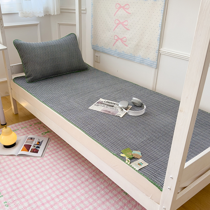 91家纺网 家纺一手货源 找家纺 （总）赫梵茜 2025新款经典小格纹云朵棉格子款学生床盖单品床盖床盖单件三件套