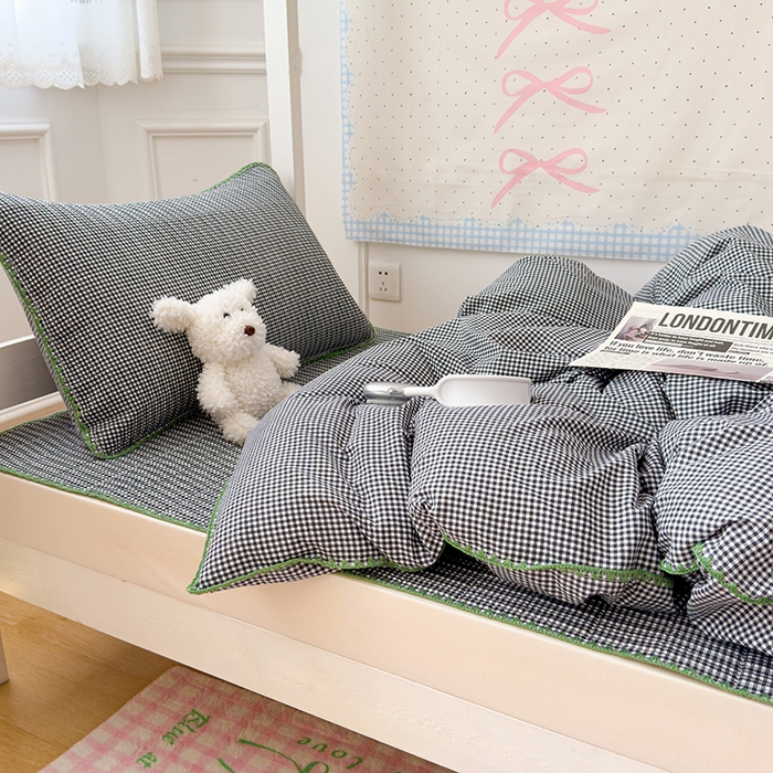 91家纺网 家纺一手货源 找家纺 （总）赫梵茜 2025新款经典小格纹云朵棉格子款学生床盖单品床盖床盖单件三件套