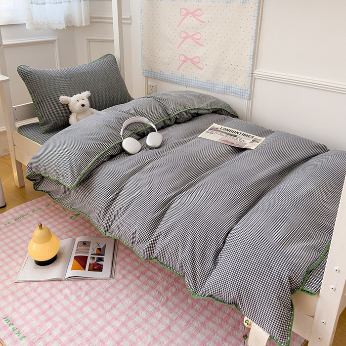 91家纺网 家纺一手货源 找家纺 （总）赫梵茜 2025新款经典小格纹云朵棉格子款学生床盖单品床盖床盖单件三件套